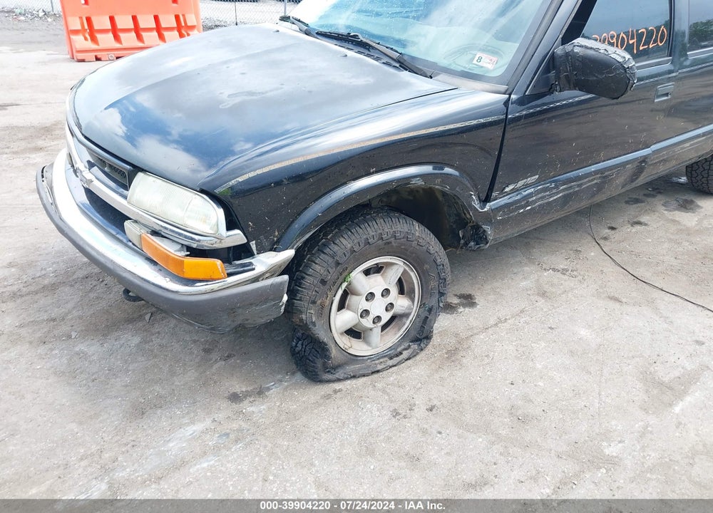 2002 CHEVROLET S-10 LS VIN: 1GCDT13W12K110822
