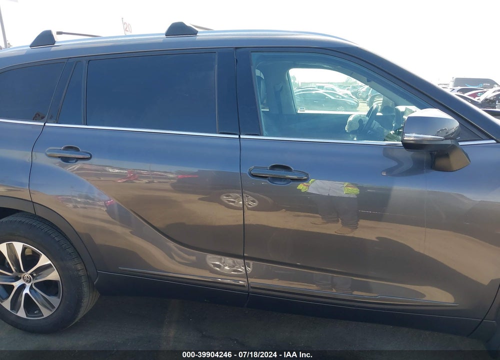 2021 TOYOTA HIGHLANDER XLE VIN: 5TDHZRAH6MS527724