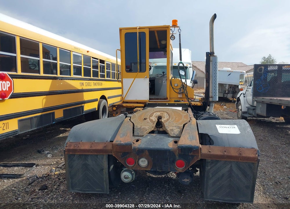 2011 OTTAWA YARD SPOTTER VIN: EINF814EE11327181