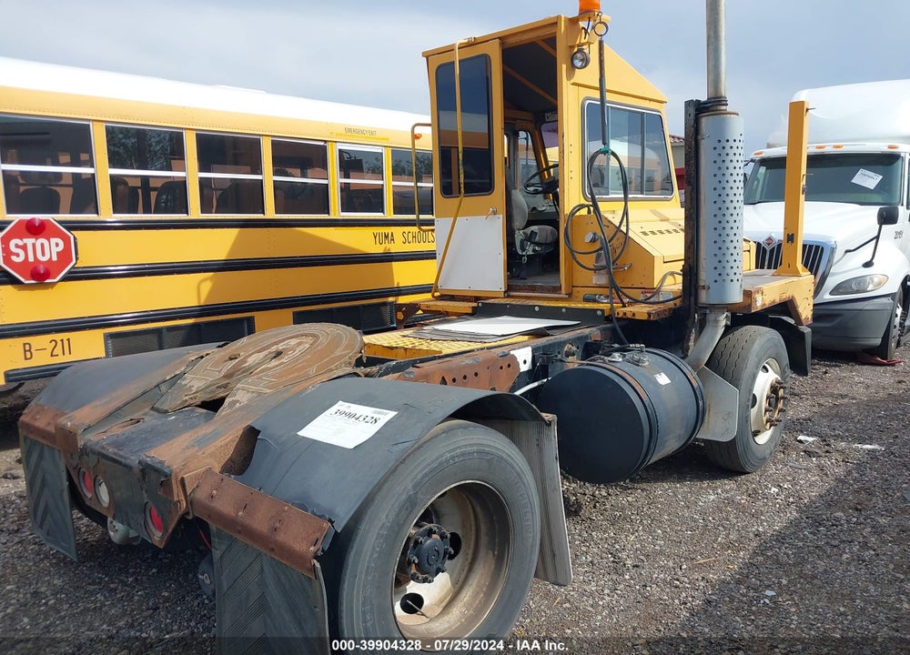 2011 OTTAWA YARD SPOTTER VIN: EINF814EE11327181