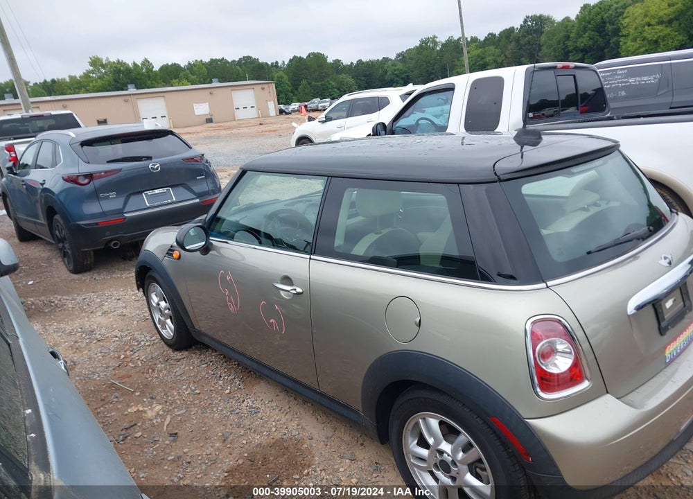 2011 MINI COOPER VIN: WMWSU3C54BT097076