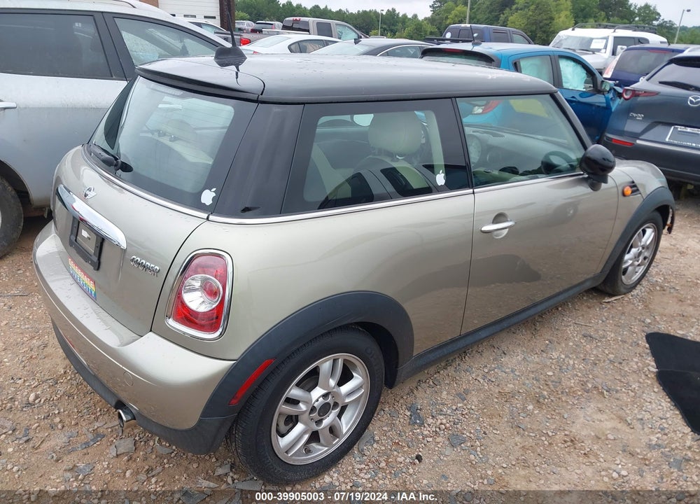 2011 MINI COOPER VIN: WMWSU3C54BT097076
