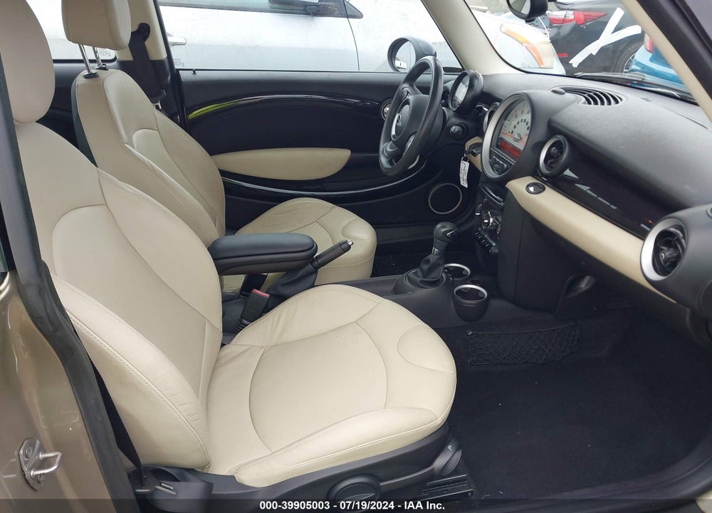 2011 MINI COOPER VIN: WMWSU3C54BT097076