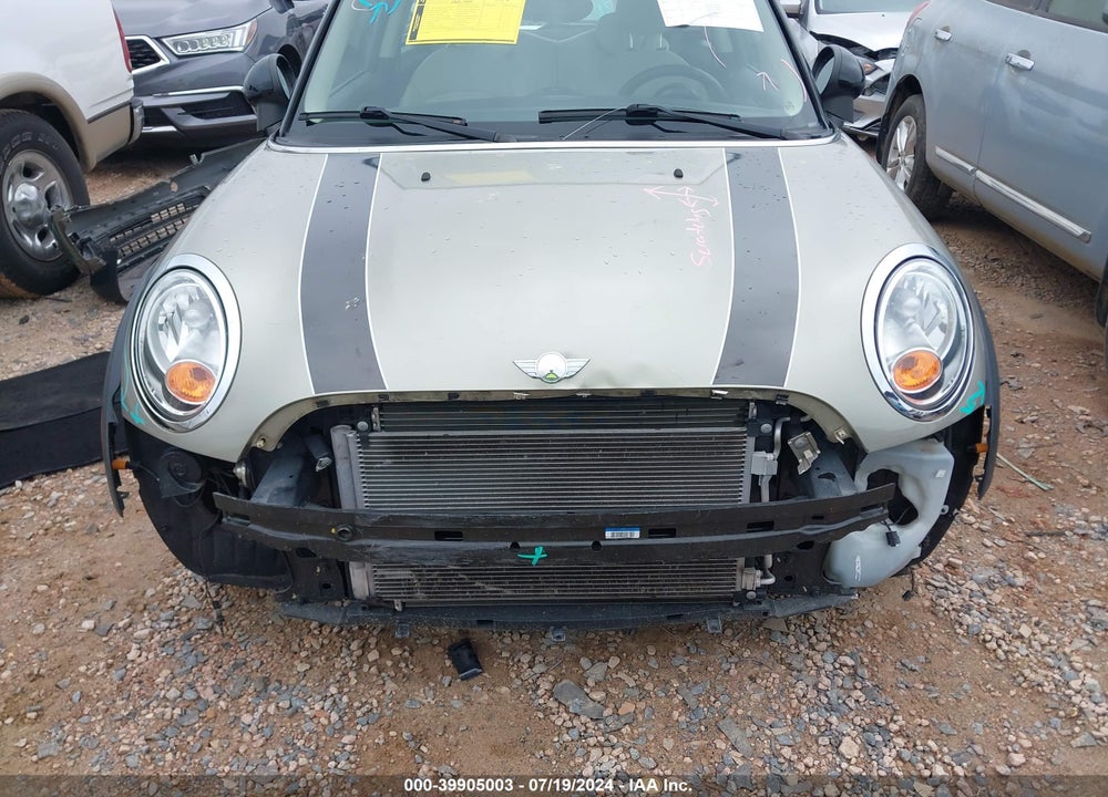 2011 MINI COOPER VIN: WMWSU3C54BT097076