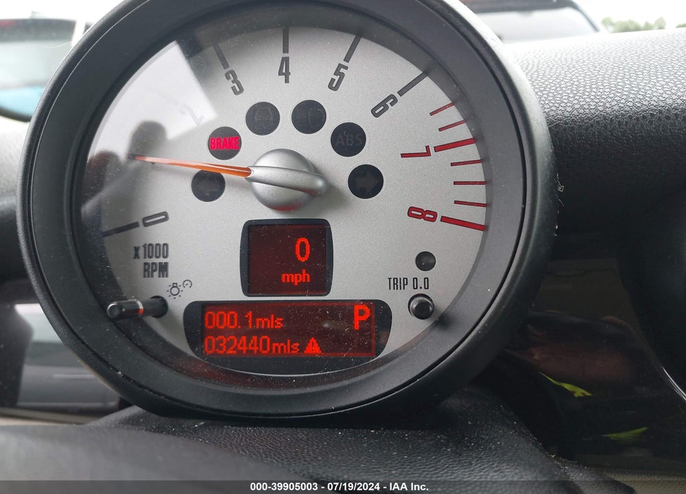 2011 MINI COOPER VIN: WMWSU3C54BT097076