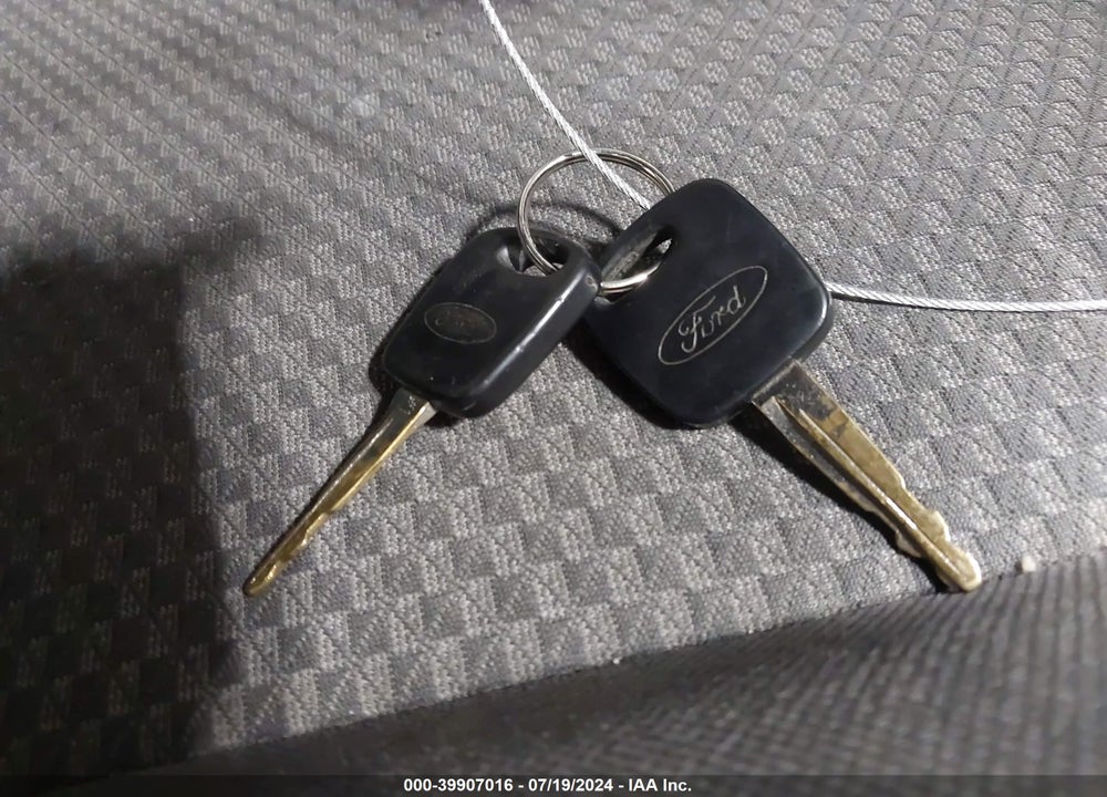 2005 FORD FOCUS ZX5 VIN: 3FAFP37N05R138093