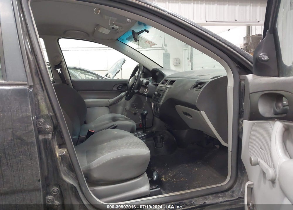 2005 FORD FOCUS ZX5 VIN: 3FAFP37N05R138093