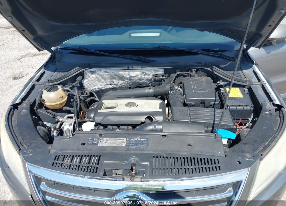 2011 VOLKSWAGEN TIGUAN S VIN: WVGAV7AX0BW527624