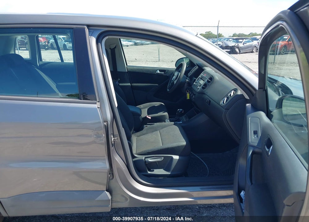 2011 VOLKSWAGEN TIGUAN S VIN: WVGAV7AX0BW527624