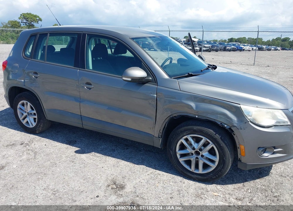 2011 VOLKSWAGEN TIGUAN S VIN: WVGAV7AX0BW527624