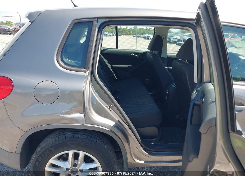 2011 VOLKSWAGEN TIGUAN S VIN: WVGAV7AX0BW527624