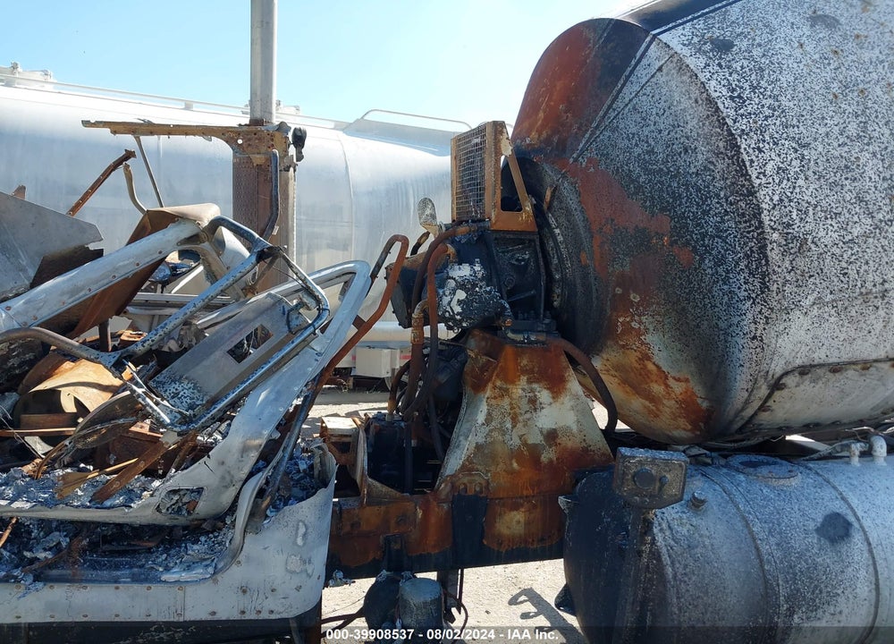 2006 PETERBILT 335 VIN: 2NPLLZ0X46M885796