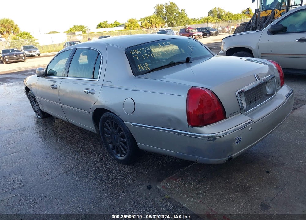 2003 LINCOLN TOWN CAR VIN: 1LNHM82W63Y696534