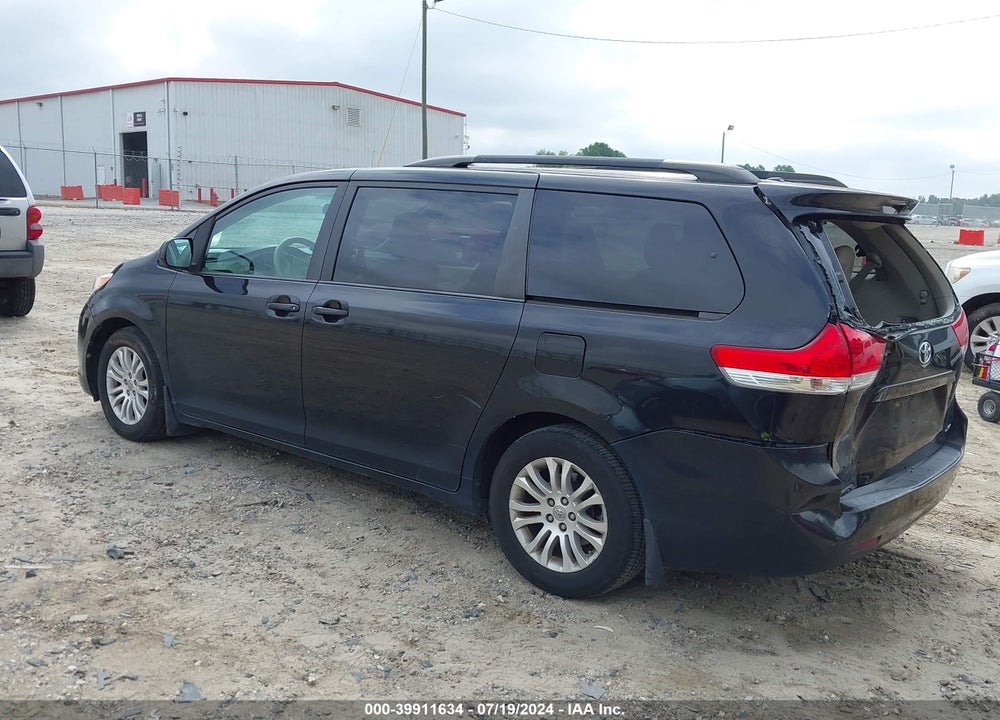 2013 TOYOTA SIENNA XLE V6 8 PASSENGER VIN: 5TDYK3DC3DS392784