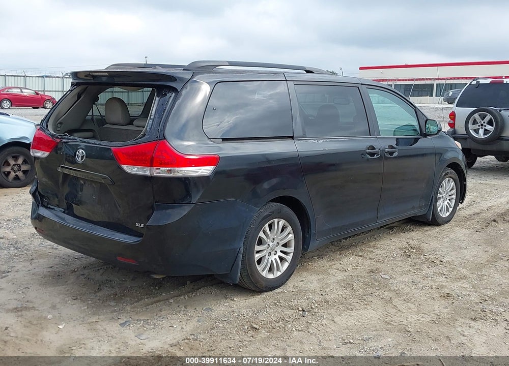 2013 TOYOTA SIENNA XLE V6 8 PASSENGER VIN: 5TDYK3DC3DS392784