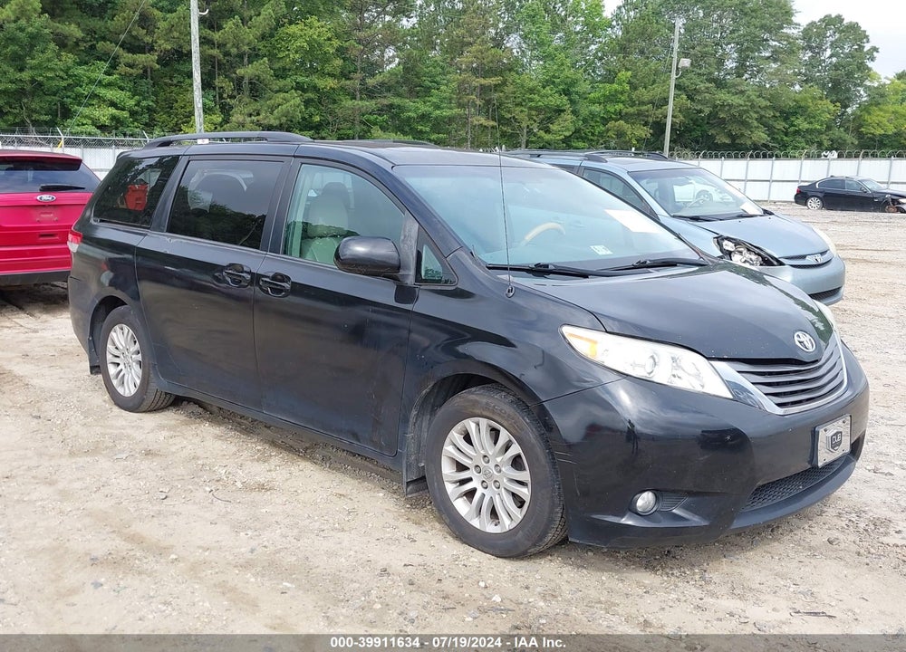 2013 TOYOTA SIENNA XLE V6 8 PASSENGER VIN: 5TDYK3DC3DS392784