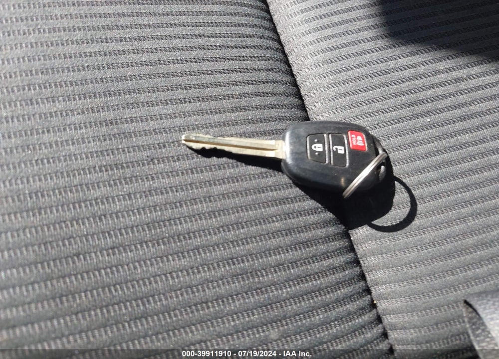 2016 TOYOTA RAV4 LE VIN: JTMBFREV5GJ071621