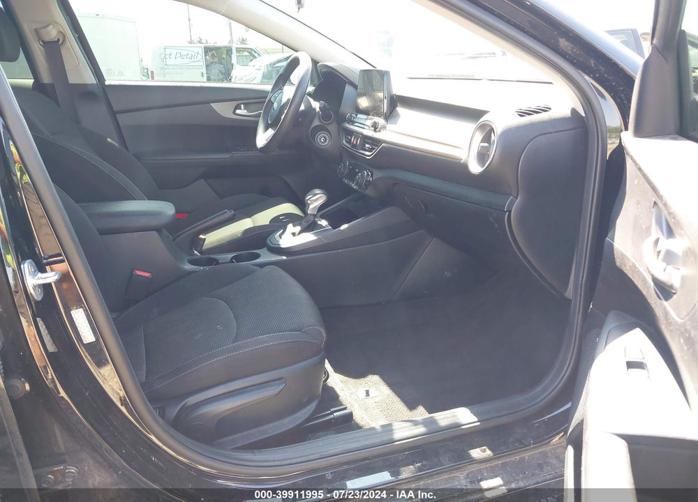 2019 KIA FORTE LXS VIN: 3KPF24AD6KE137516