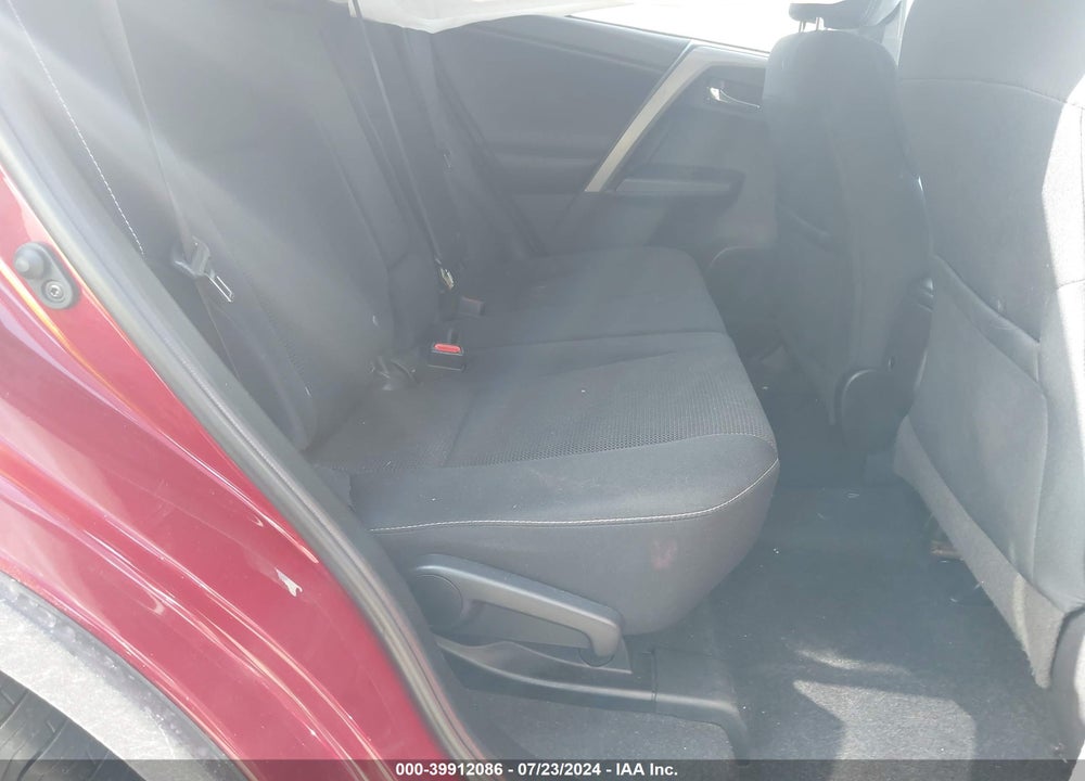 2018 TOYOTA RAV4 XLE VIN: 2T3WFREV2JW495820