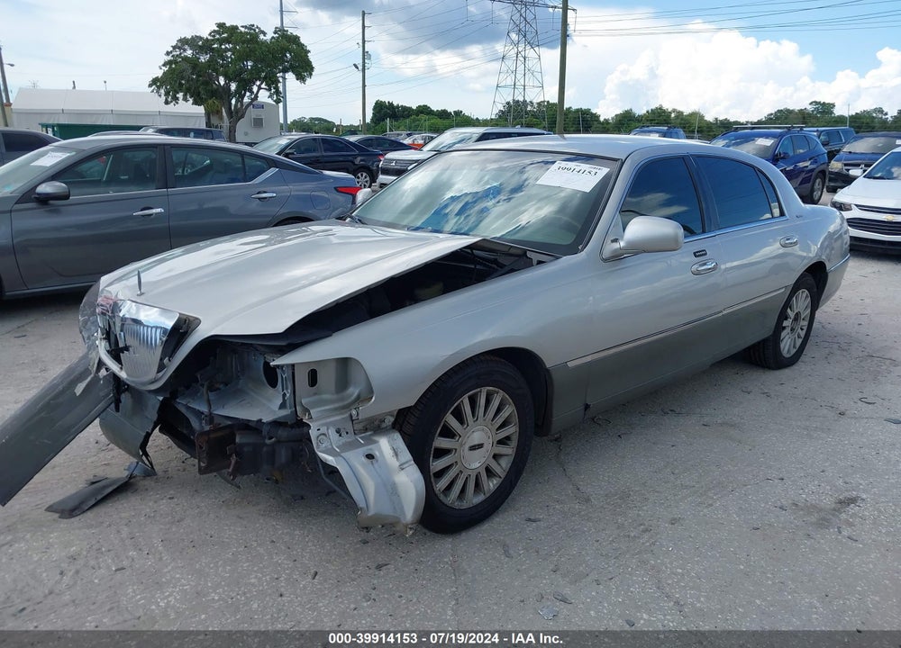 2003 LINCOLN TOWN CAR SIGNATURE VIN: 1LNHM82W83Y608213