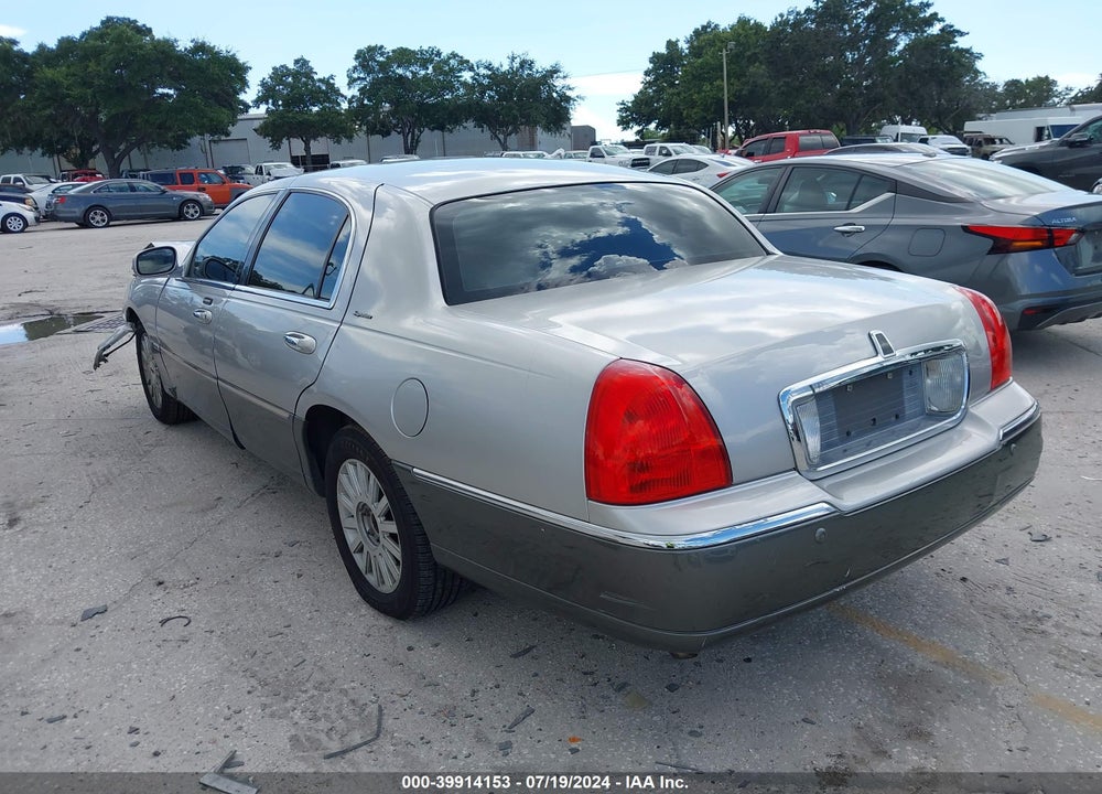 2003 LINCOLN TOWN CAR SIGNATURE VIN: 1LNHM82W83Y608213