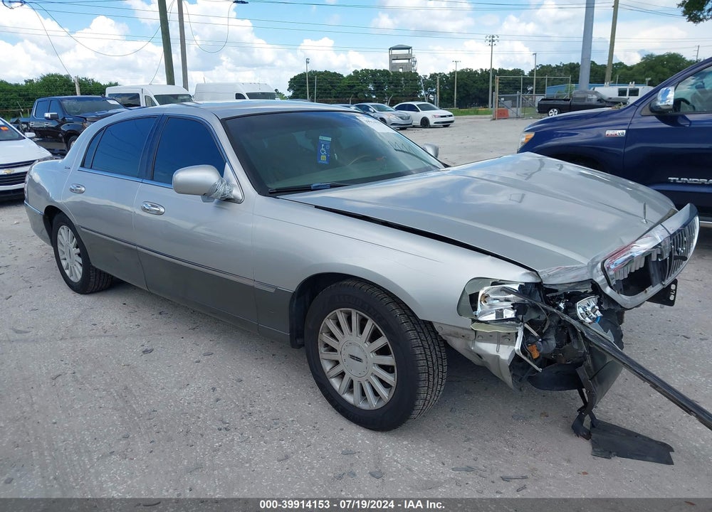 2003 LINCOLN TOWN CAR SIGNATURE VIN: 1LNHM82W83Y608213