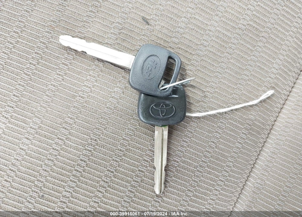 2005 TOYOTA CAMRY LE VIN: 4T1BE32K85U640012