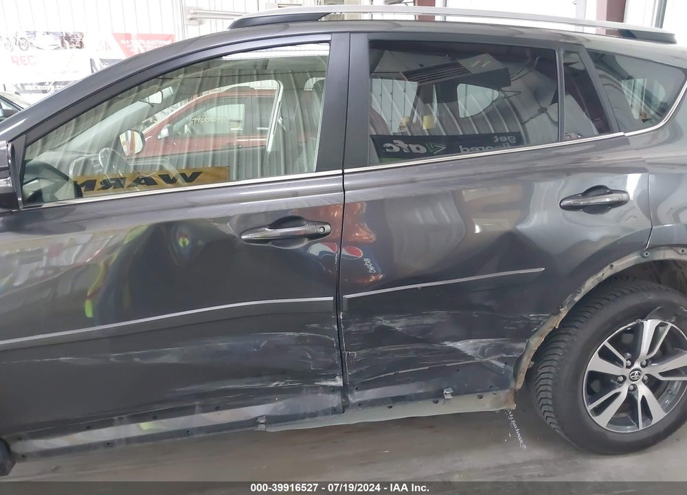 2018 TOYOTA RAV4 XLE VIN: JTMRFREV4JJ258256