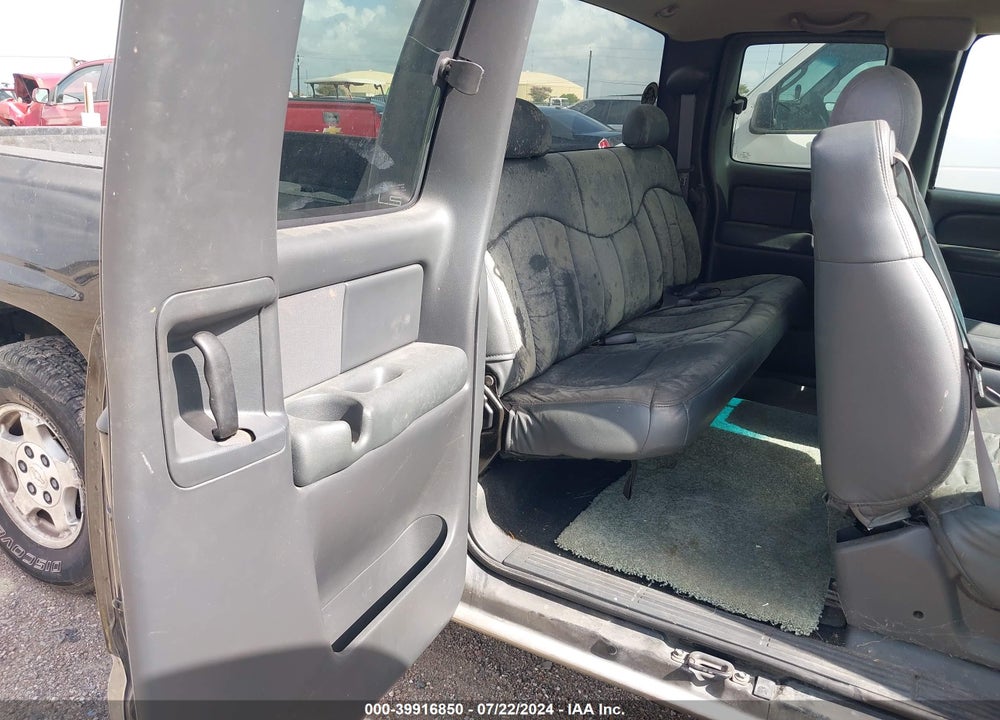 2000 CHEVROLET SILVERADO 1500 LS VIN: 2GCEC19T8Y1283229