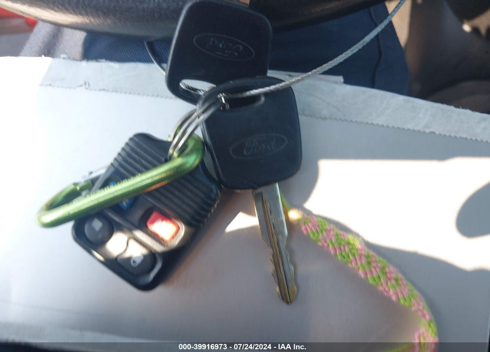 2005 FORD FOCUS ZX3 VIN: 3FAHP31N45R140821