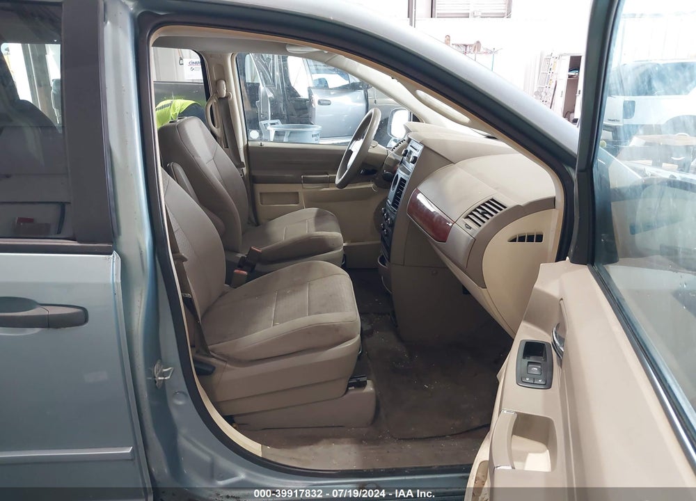 2008 CHRYSLER TOWN & COUNTRY LX VIN: 2A8HR44H68R844702