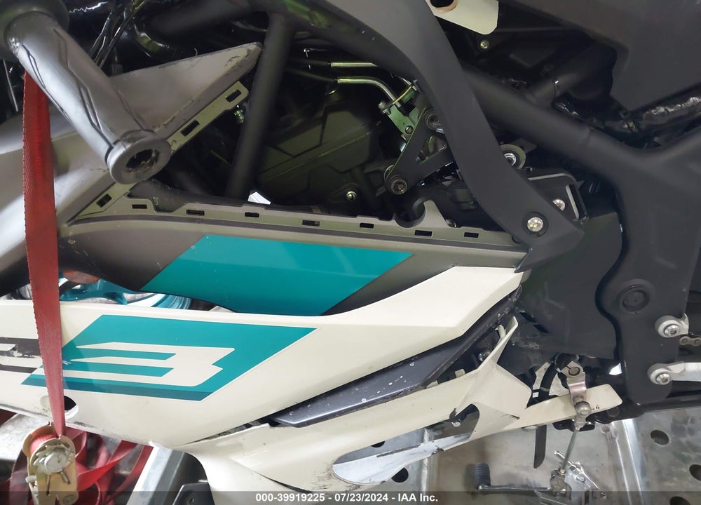 2024 YAMAHA YZFR3 A VIN: MH3RH18Y2RK015781