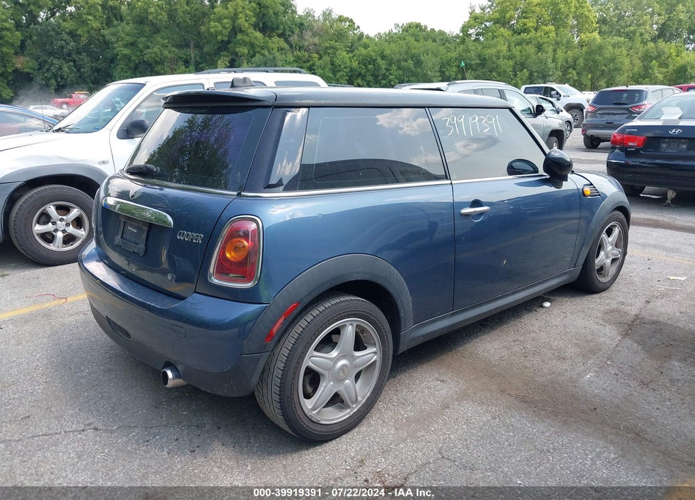 2009 MINI COOPER VIN: WMWMF335X9TU73566