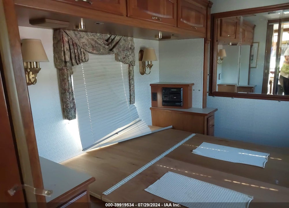 1999 WINNEBAGO P30 VIN: 1GBMP37B6W3316830
