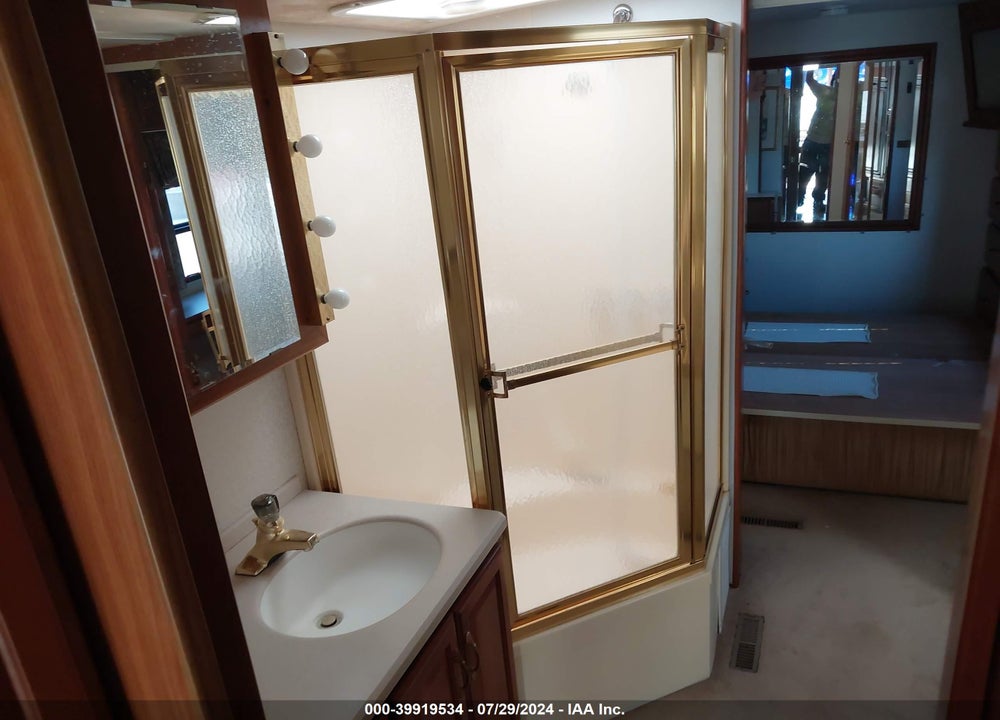 1999 WINNEBAGO P30 VIN: 1GBMP37B6W3316830