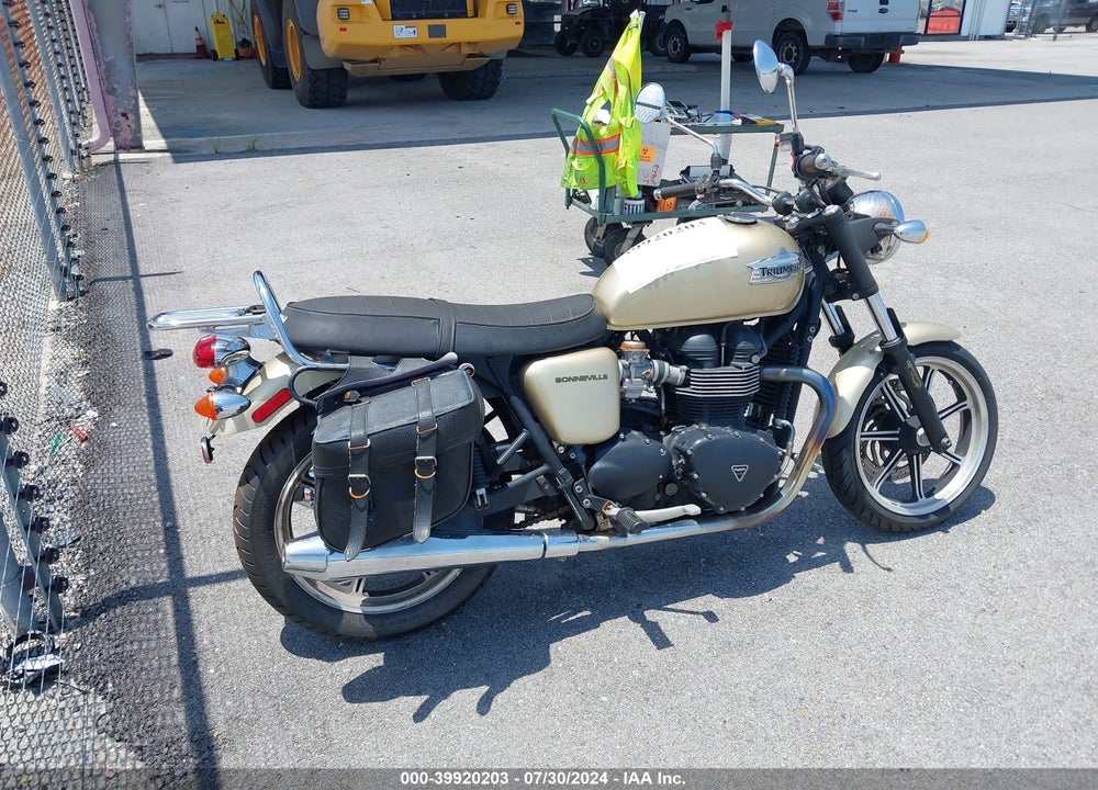 2013 TRIUMPH MOTORCYCLE BONNEVILLE VIN: SMT900K1XDT566217