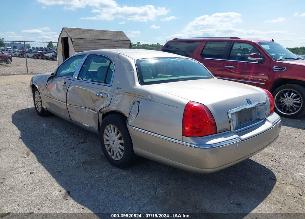 2003 LINCOLN TOWN CAR SIGNATURE VIN: 1LNHM82W73Y624371