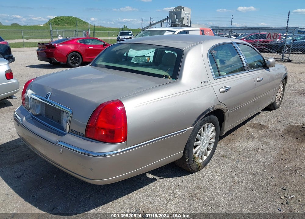 2003 LINCOLN TOWN CAR SIGNATURE VIN: 1LNHM82W73Y624371