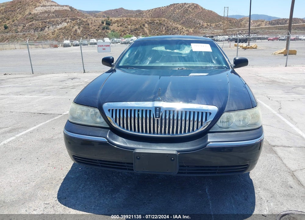 2005 LINCOLN TOWN CAR SIGNATURE VIN: 1LNHM81W25Y608504