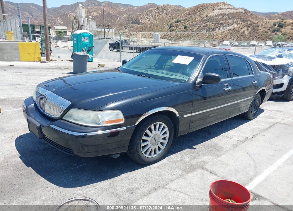 2005 LINCOLN TOWN CAR SIGNATURE VIN: 1LNHM81W25Y608504