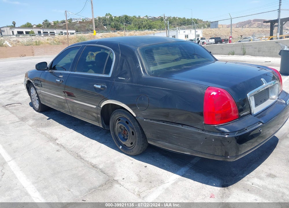 2005 LINCOLN TOWN CAR SIGNATURE VIN: 1LNHM81W25Y608504