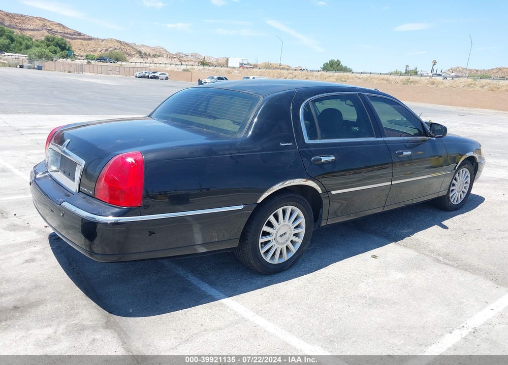 2005 LINCOLN TOWN CAR SIGNATURE VIN: 1LNHM81W25Y608504