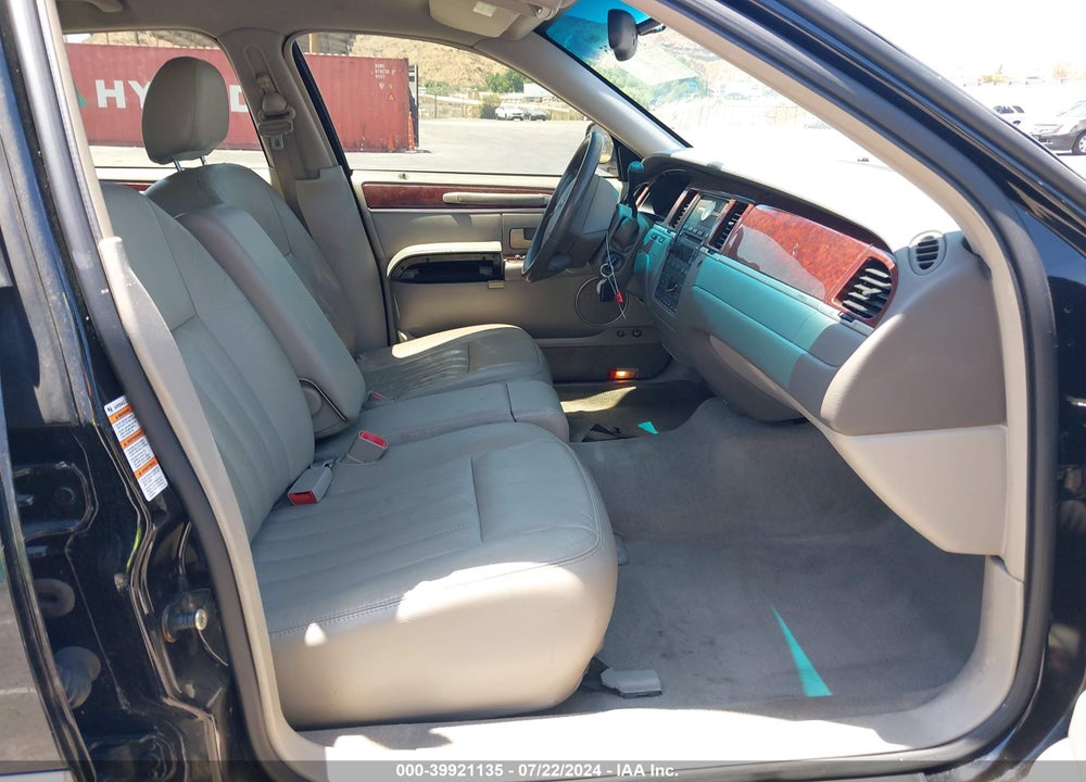 2005 LINCOLN TOWN CAR SIGNATURE VIN: 1LNHM81W25Y608504