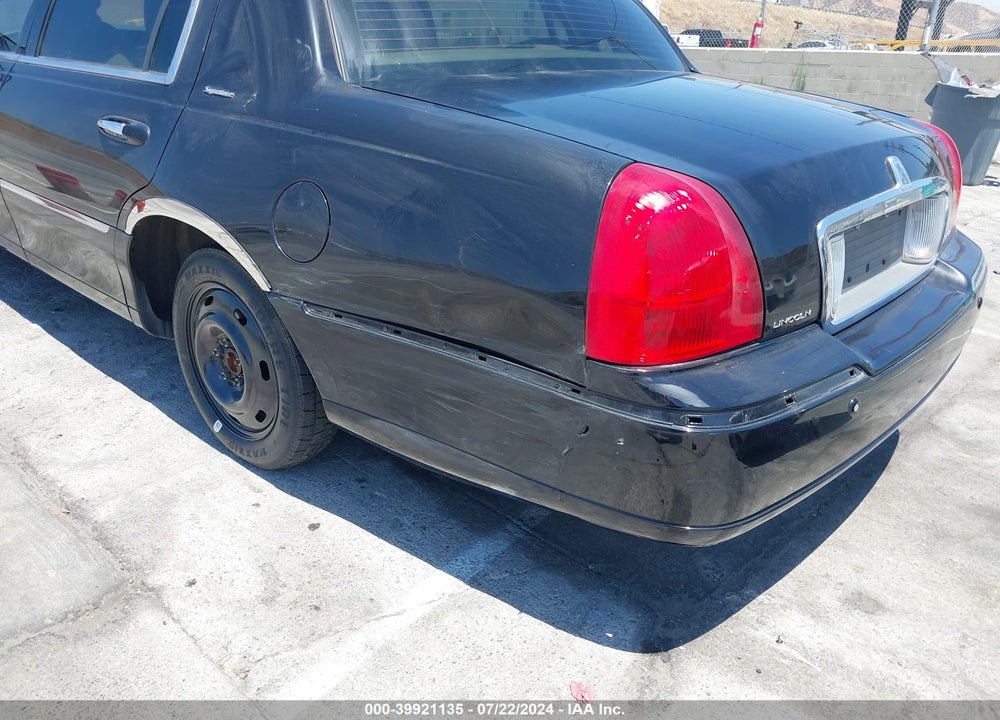 2005 LINCOLN TOWN CAR SIGNATURE VIN: 1LNHM81W25Y608504