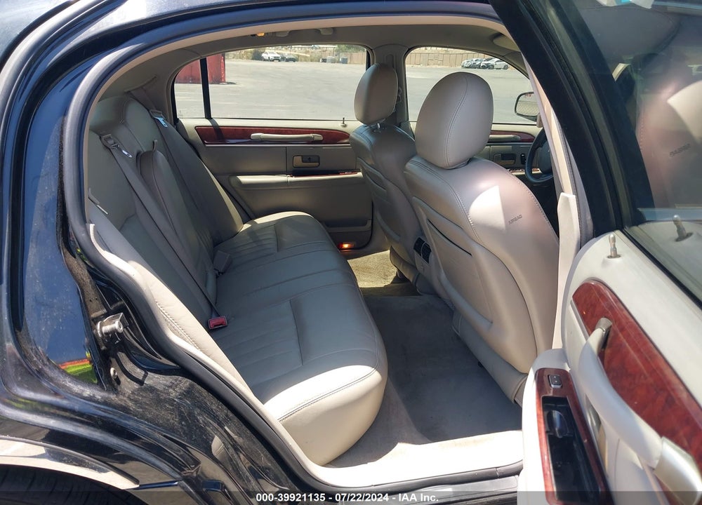 2005 LINCOLN TOWN CAR SIGNATURE VIN: 1LNHM81W25Y608504
