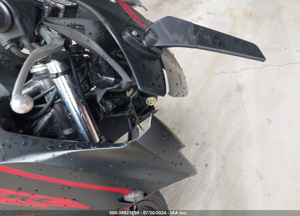 2018 HONDA CBR300 R VIN: MLHNC5102J5400863