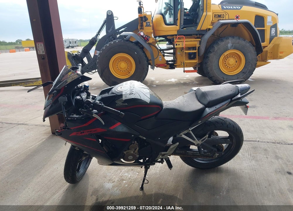 2018 HONDA CBR300 R VIN: MLHNC5102J5400863