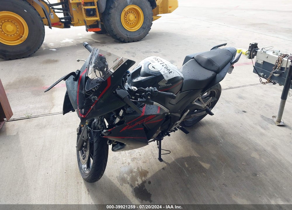 2018 HONDA CBR300 R VIN: MLHNC5102J5400863