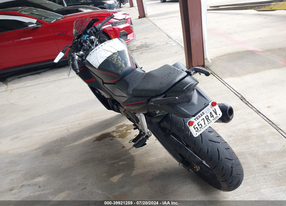 2018 HONDA CBR300 R VIN: MLHNC5102J5400863