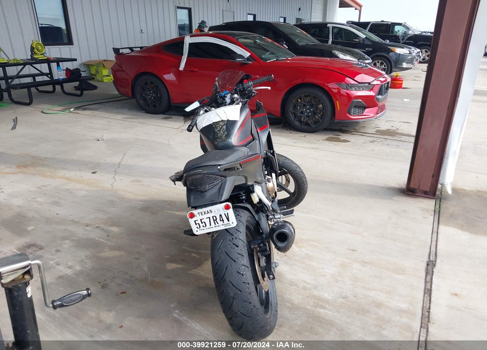 2018 HONDA CBR300 R VIN: MLHNC5102J5400863